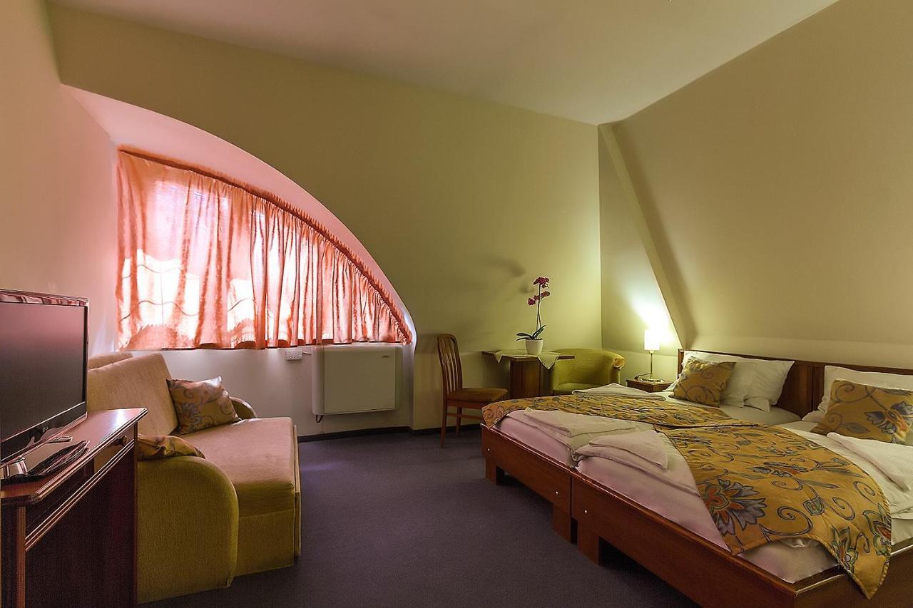 Aranypatko Fogado-Etterem Hotel Gyorujbarat ภายนอก รูปภาพ