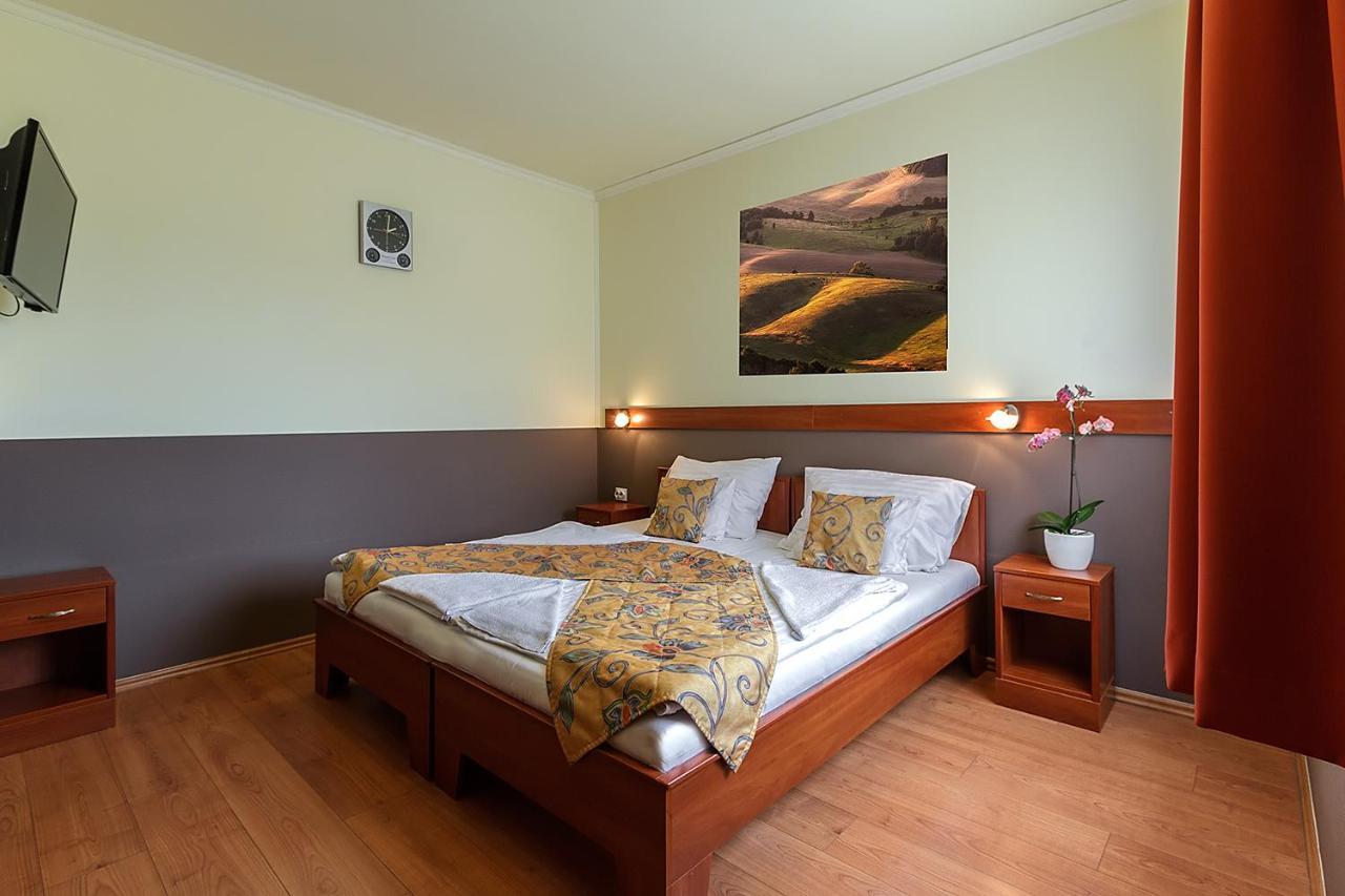 Aranypatko Fogado-Etterem Hotel Gyorujbarat ภายนอก รูปภาพ