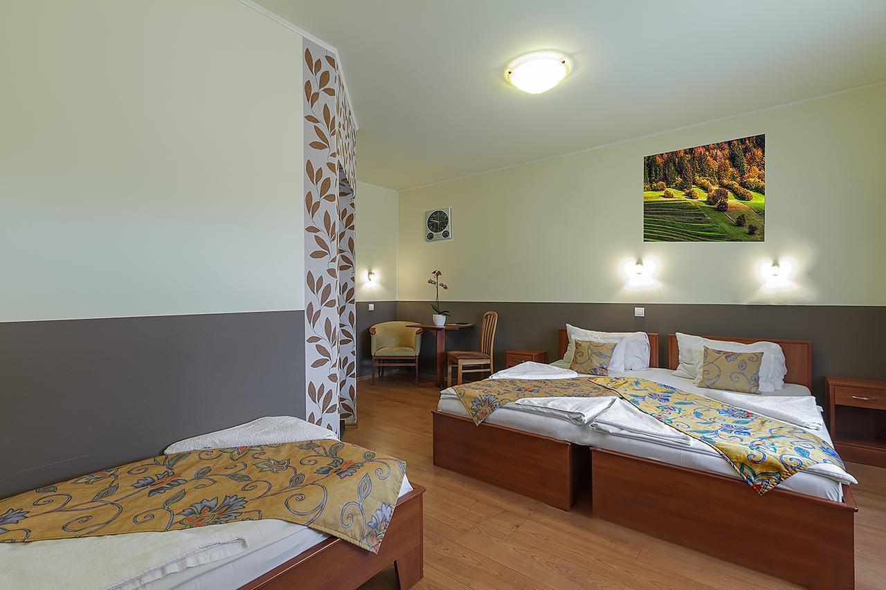 Aranypatko Fogado-Etterem Hotel Gyorujbarat ภายนอก รูปภาพ