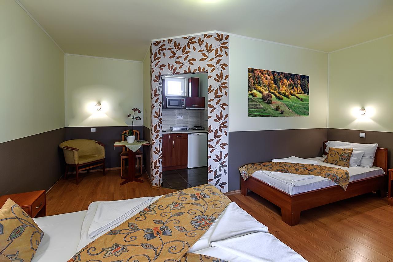 Aranypatko Fogado-Etterem Hotel Gyorujbarat ภายนอก รูปภาพ