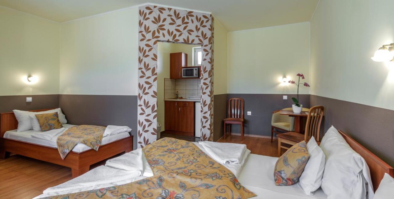 Aranypatko Fogado-Etterem Hotel Gyorujbarat ภายนอก รูปภาพ